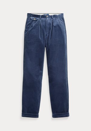 Marineblauwe ribfluwelen broek met een relaxed fit, voorzien van een geplooide voorkant, twee zijzakken en een manchetzoom. Zachte textuur en duurzaam materiaal.