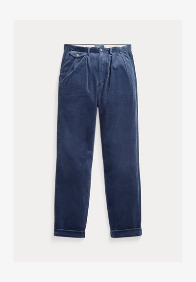 Námořnické kordové nohavice s uvoľneným strihom, s plisovaným predným dielom, dvoma postrannými vreckami a manžetami. Mäkká textúra a odolná tkanina.