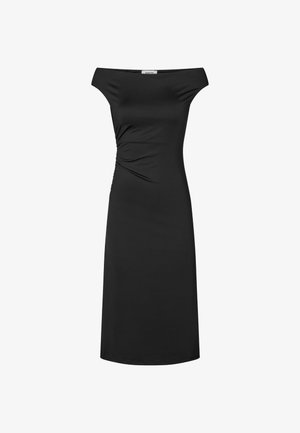 Czarna sukienka bez ramiączek wykonana z elastycznego materiału, z marszczeniami po bokach i dopasowanym krojem.