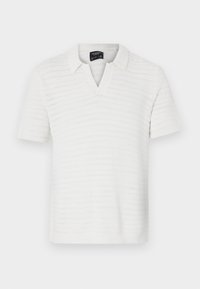 Biała koszulka polo z krótkim rękawem, z teksturowanym, paskowanym wzorem i dekoltem w serek. Wykonana z lekkiego, oddychającego materiału.