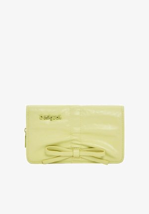 Žuti novčanik od umjetne kože s detaljem mašne i utisnutim logotipom "Desigual", dizajniran s glatkom teksturom i pravokutnim oblikom.
