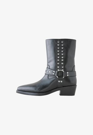 Mustat nahkakengät, joissa on terävä kärki, nappilukitusmuotoilu, vyö pyöreällä soljella ja pinottu korko.