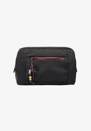 Czarna prostokątna saszetka z przednią kieszenią na suwak, bordowym suwakiem oraz dekoracyjnymi koralikami przymocowanymi do uchwytu suwaka.