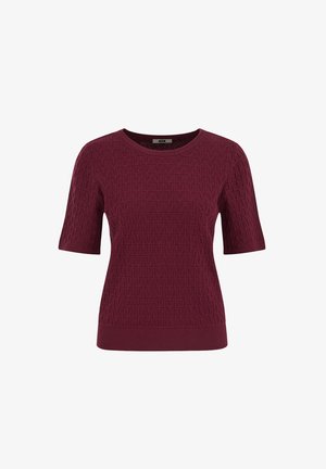 Bordový pletený svetr s krátkým rukávem, texturovaným geometrickým vzorem a žebrovaným výstřihem, manžetami a lemem na bílém pozadí.