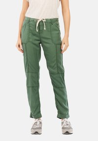 Groene katoenen broek met elastische tailleband en trekkoord. Voorzien van paneelstiksels en zijzakken. Tapereffect, casual fit.
