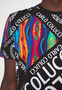 Carlo Colucci BIG LETTERS UNISEX - T-shirt estampada - black