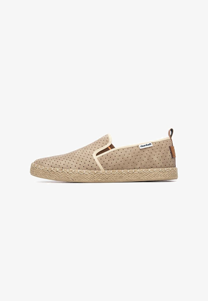 Chaussure beige à enfiler avec tige en suède perforée, accents crème et semelle en jute tissé. Comprend des panneaux latéraux élastiques et un talon plat.