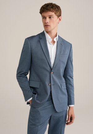 Traje azul ajustado con acabado texturizado, diseño de un solo pecho, botones marrones y bolsillos; combinado con una camisa de vestir blanca.
