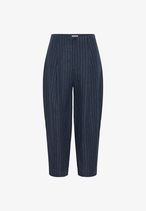 Tumesinine triibuline püksid lõhedega, nööpidega kinnitatavad ja küljetaskutega, millel on kärbitud kitsenev lõige.