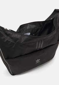 adidas Originals SHOPPER - Mala a tiracolo - black/reflective silver