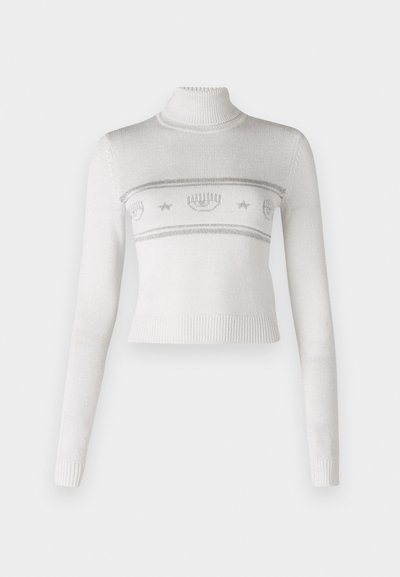 Kippet hvid sweater med høj hals, udstyret med sølvstrikkede mønstre og en ribbet tekstur langs kanten og ærmerne.