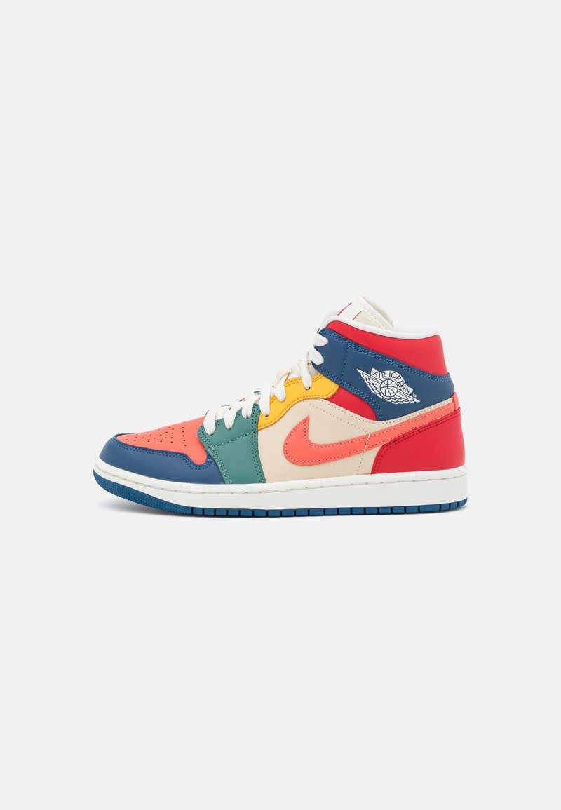 Basket montante avec panneaux en cuir multicolore corail, vert, jaune, bleu et rouge, avec lacets blancs et logo aile Air Jordan.