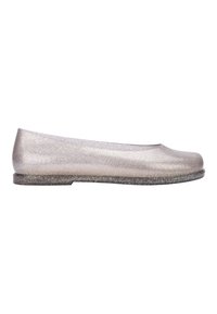 Ballet flats dorate glitterate con punta rotonda, suola nera piatta e texture liscia, con accenti luccicanti su tutta la superficie.