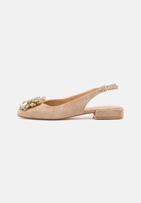 Beige suède slingback ballerina met een lage hak, zilveren gespsluiting en met juwelen versierde embellissementen op de punt.