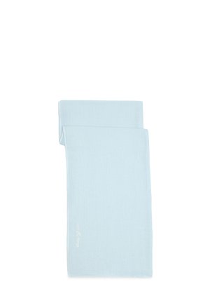 Écharpe pliée bleu clair avec une texture subtile et un petit logo brodé de couleur claire près d'un bord.