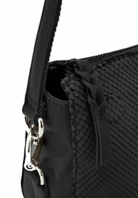 Borsa nera con un motivo tessuto a trama, tracolla in pelle liscia, accessori in argento e chiusura con zip con dettaglio intrecciato.