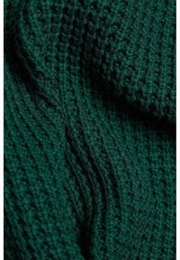 Tissu tricoté vert foncé avec un motif en relief texturé, présentant une apparence douce et volumineuse ainsi qu'une épaisseur substantielle.