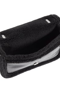 Czarny futrzany clutch z gładkim czarnym skórzanym przednim panelem, z magnetycznym zapięciem i miękką podszewką wewnętrzną. Kompaktowy, prostokątny kształt.