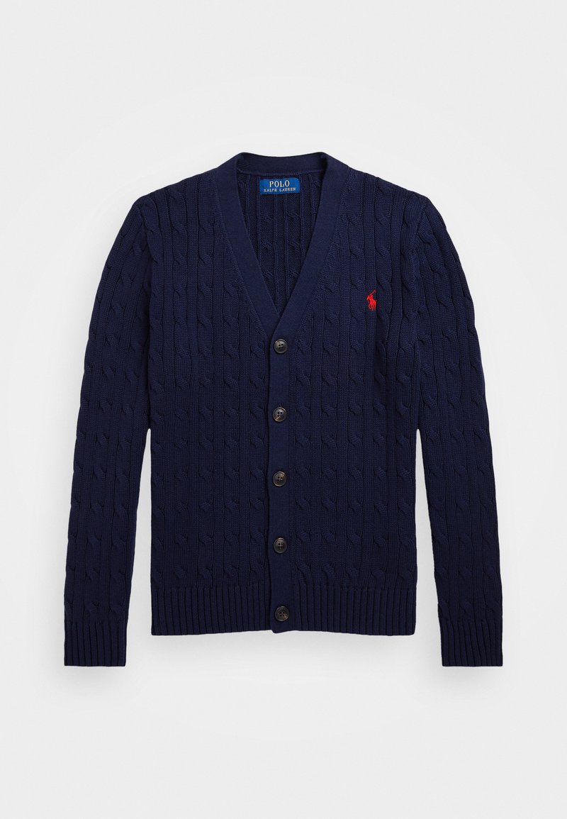 Navyblauer Strickcardigan aus Kabelmuster mit V-Ausschnitt, sechs Knopfverschluss, gerippten Bündchen und einem kleinen roten Logo auf der linken Brust.