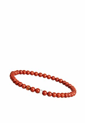 Dehnbare Armbänder mit runden roten Perlen und einer einzelnen kleinen weißen Perle auf einem weißen Hintergrund.
