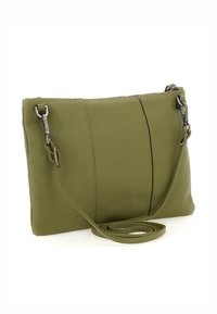 Borsa a tracolla in pelle verde oliva con finitura texturizzata, forma rettangolare sottile e tracolla regolabile; presenta dettagli in metallo color argento.