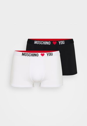 Dos pares de boxers: uno negro y uno blanco. Ambos presentan cinturillas elásticas contrastantes con "MOSCHINO ❤️ YOU" en letras grandes.