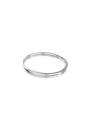 Zilveren ronde armband met een strak overlappend ontwerp en kleine ingelegde steentjes aan één kant, tegen een witte achtergrond.