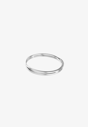 Zilveren ronde armband met een strak overlappend ontwerp en kleine ingelegde steentjes aan één kant, tegen een witte achtergrond.