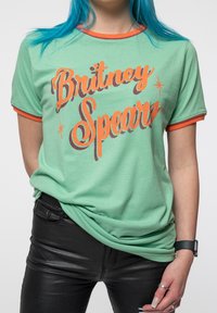 Paradiso Clothing BRITNEY SPEARS RETRO TEXT RINGER - Print T-shirt - green
