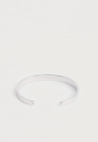 Brățară din metal argintiu, cu un finisaj neted și lustruit, cu un design deschis, pe un fundal alb.