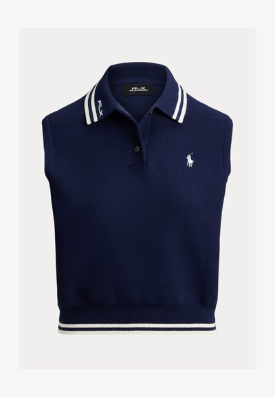 Μπλε σκούρο αμάνικο πόλο με υφή πλεκτού, που διαθέτει λευκό γιακα με ρίγες, τρεις κουμπότρυπες και ένα μικρό λογότυπο στο στήθος.