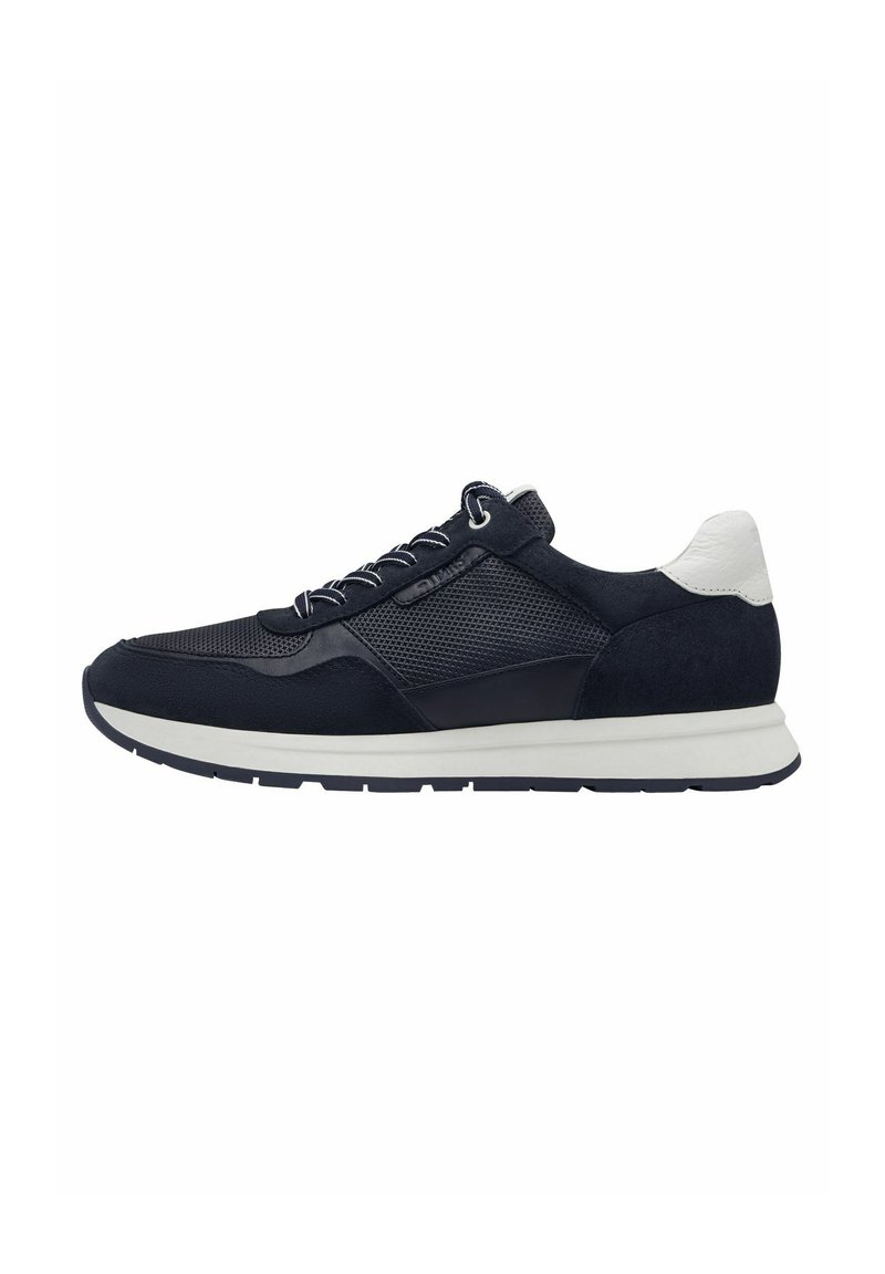 Scarpa da ginnastica blu navy con pannelli in rete e suede, superficie testurizzata, dettagli bianchi sul tallone e una suola in gomma spessa con un motivo di battistrada.