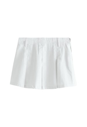 Mini-jupe blanche plissée avec passants de ceinture, poches avant et fermeture éclair dissimulée à l'avant.