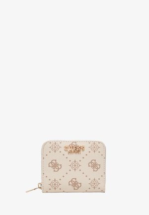 Cartera beige de Guess con patrón de logotipo en todo el exterior, cremallera dorada y letras metálicas "GUESS EST 1981" en el frente.