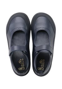 Zapatos Mary Jane de cuero azul marino con punta redonda, correa ajustable y acentos perforados en la parte superior. Acabado liso y forro suave.