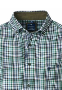 Gekruiste button-up shirt met groene, blauwe en zwarte ruitpatronen. Gemaakt van geweven stof met een puntige kraag en geborduurd logo.