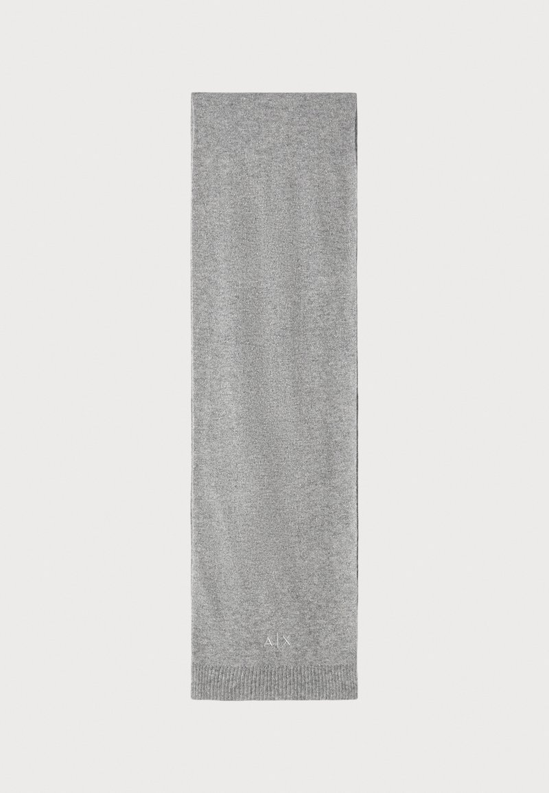 Cachecol cinza tricotado com uma borda canelada. Apresenta uma textura simples e suave, com um logotipo da marca tecido em uma das extremidades. Forma retangular.