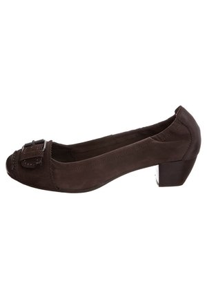 Chaussure basse en daim marron à talon bas, avec un orteil ouvert arrondi, ornée d'une boucle décorative et de détails de couture sur le dessus.
