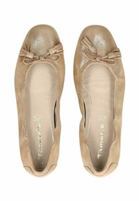 Ballerine in suede beige con punta tonda, dettagli metallici e un fiocco. Texture liscia con un design classico.