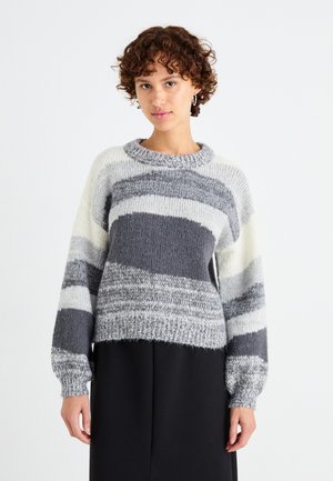 Grå og hvit stripete strikkegenser med rund hals, lange ermer, teksturert mønster og cropped kant. Myk, lodden stoff.