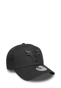 Gorra de béisbol negra con un logotipo de toro bordado en relieve en la parte frontal. Cuenta con un visor curvado y una correa ajustable en la parte posterior.