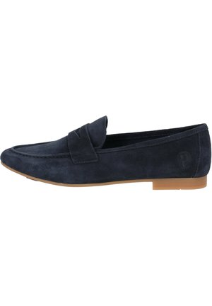 Mocassini in suede blu navy con suola in gomma piatta, caratterizzati da una fascia decorativa sulla parte superiore e un branding sottile sul lato. Texture liscia.