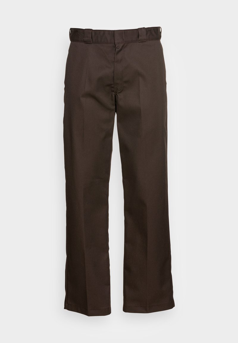 Pantalones marrones con un corte recto, que presentan una parte delantera plana, presillas para el cinturón y una textura suave. Diseño simple sin patrones ni acentos.