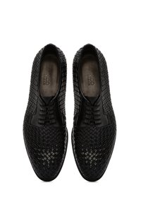 Chaussures en cuir tressé noir avec un bout arrondi, des lacets structurés et une texture intérieure lisse. Design élégant avec une finition brillante.