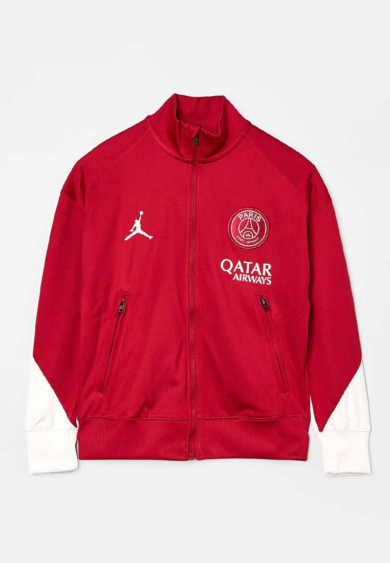 Veste zippée rouge avec un col haut, accents blancs sur les manches, comportant un logo Jordan et un blason du Paris Saint-Germain avec le texte "QATAR AIRWAYS".