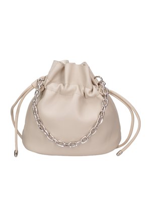 Borsa a sacco in pelle beige con apertura arricciata, manico in catena argentata e texture morbida. Presenta doppie cinghie per diverse opzioni di trasporto.