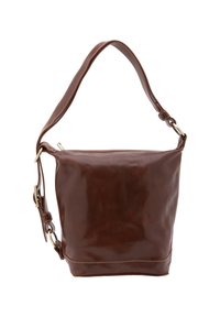 Borsa a spalla in pelle marrone con una texture liscia, forma curva, tracolla regolabile e dettagli in metallo dorato. Presenta una chiusura con cerniera.