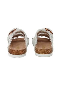 Bele sandale z raztrganimi tekstilnimi trakovi, korkovo podplatom in belim podplatom. Odprt hrbet z rahlo podporo loka.