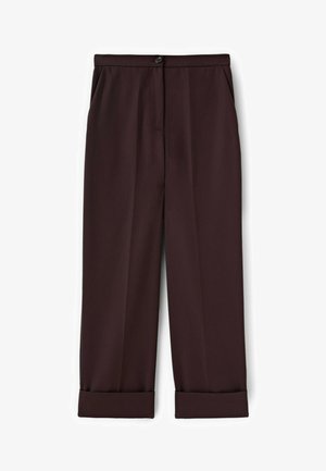 Pantalones marrón oscuro de corte recto, con cierre de botones en la parte frontal, bolsillos laterales y dobladillos con puños.