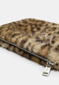 Klač torbica od krzna s leopard uzorkom, s mekim teksturom, zatvaranjem na patentni zatvarač i srebrnim detaljima. Kompaktni dizajn prikladan za male potrepštine.